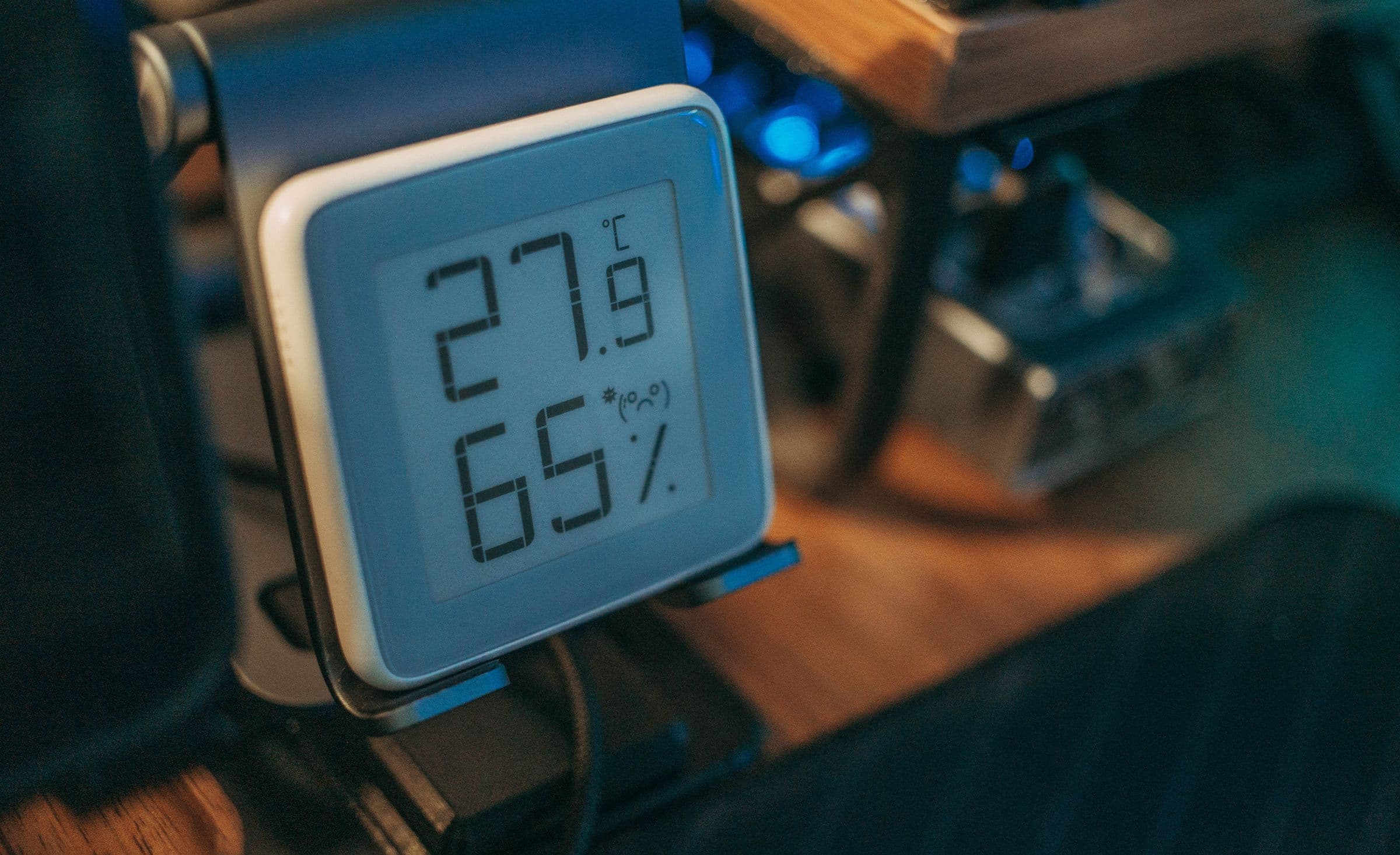 A digital sensor showing 27.9 degrees and 65 percent humidity